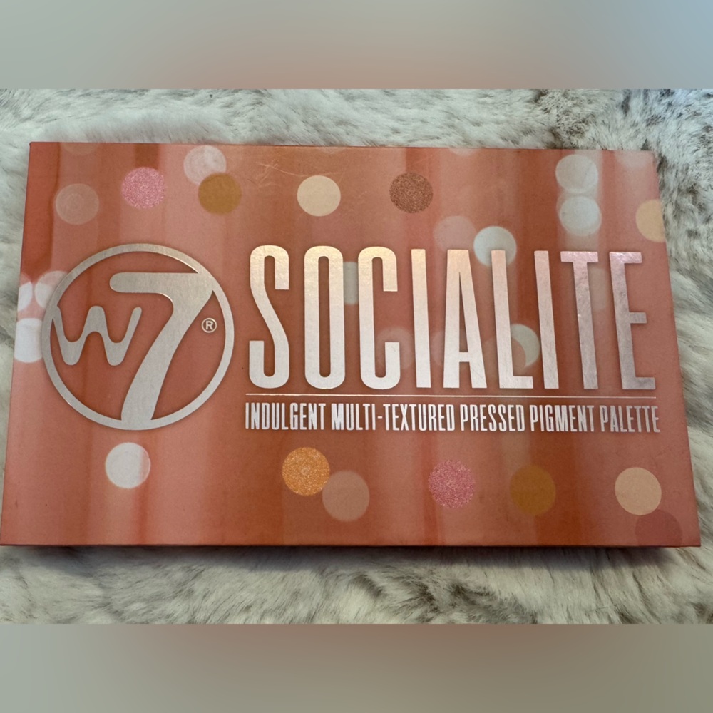 W7 Socialite Multi-Textured Pressed Pigment Palette